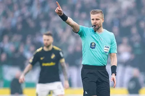 حكم مباراة مصر والإمارات.. شحيح في القرارات الحاسمة.. وشاهد على إنجاز تاريخي للفراعنة